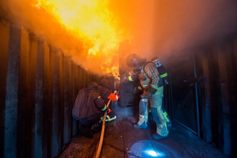 Zwei Feuerwehrleute bei einer Durchzünung im Realbrandcontainer